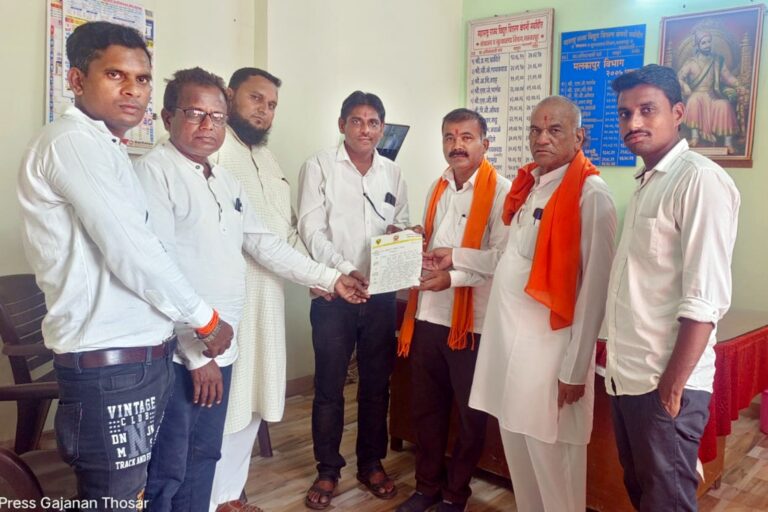 शेतकऱ्यांचे शेतातील चोरी गेलेले तार पो.स्टेत पडून;कोर्टामार्फत ते सोडवून शेतकऱ्यांच्या शेतात बसवा अन्यथा शिवसेना (उ.बा.ठा) चा म.रा.वि.वि कंपनी ला आंदोलनाचा इशारा