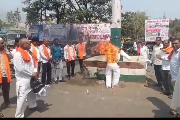 मलकापुरात भैय्या जोशी यांच्या प्रतिकात्मक पुतळ्याला चपला जोड्यांनी बदडून शिवसेना (उ.बा.ठा) ने दफन विधी उरकला