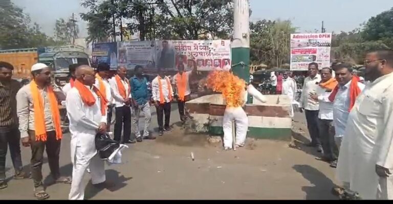 मलकापुरात भैय्या जोशी यांच्या प्रतिकात्मक पुतळ्याला चपला जोड्यांनी बदडून शिवसेना (उ.बा.ठा) ने दफन विधी उरकला