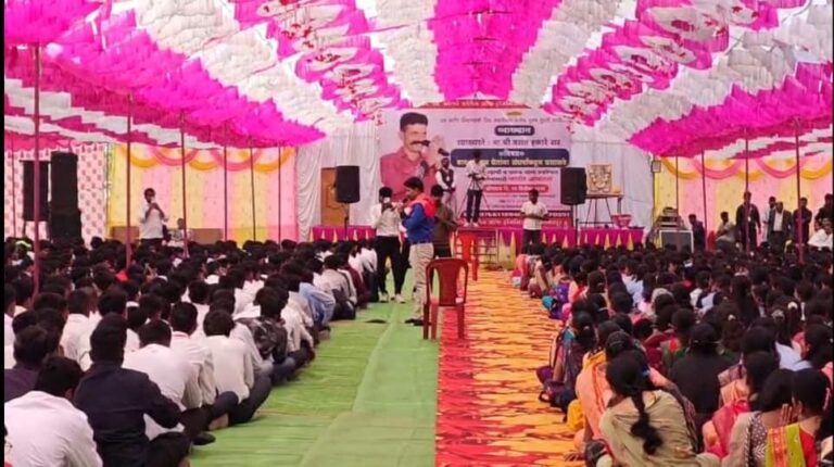 कोलते कॉलेजमध्ये डॉ. वसंत हंकारे यांच्या व्याख्यानाने भावनांचा महापूर; विद्यार्थ्यांच्या मनात नवी ऊर्जा