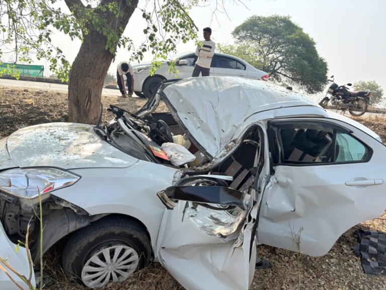 नियंत्रण सुटून कार झाडावर आदळली; पत्रकाराचा दुर्दैवी मृत्यू! तिघे जखमी