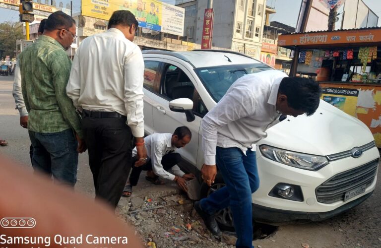 गजानन टॉकीज रोडवरील खड्डा म्हणजे मृत्यूचा सापळा; प्रशासन मोठ्या अपघाताचीच वाट पाहतेय का?