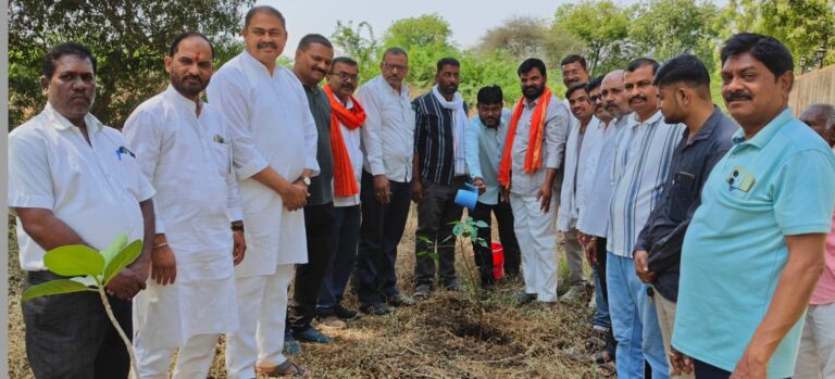 स्व. ॲड. महादेवसिंह रावळ यांच्या स्मृतीप्रीत्यर्थ स्मशानभूमीत ८४ वृक्षांची लागवड