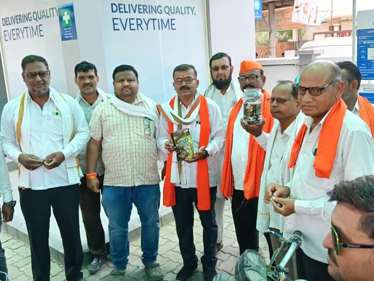 मलकापुरात पेट्रोल पंपावर “मेलोडी चाॅकलेट” वाटून शिवसेना (उबाठा) ने केला मोदी सरकारचा निषेध